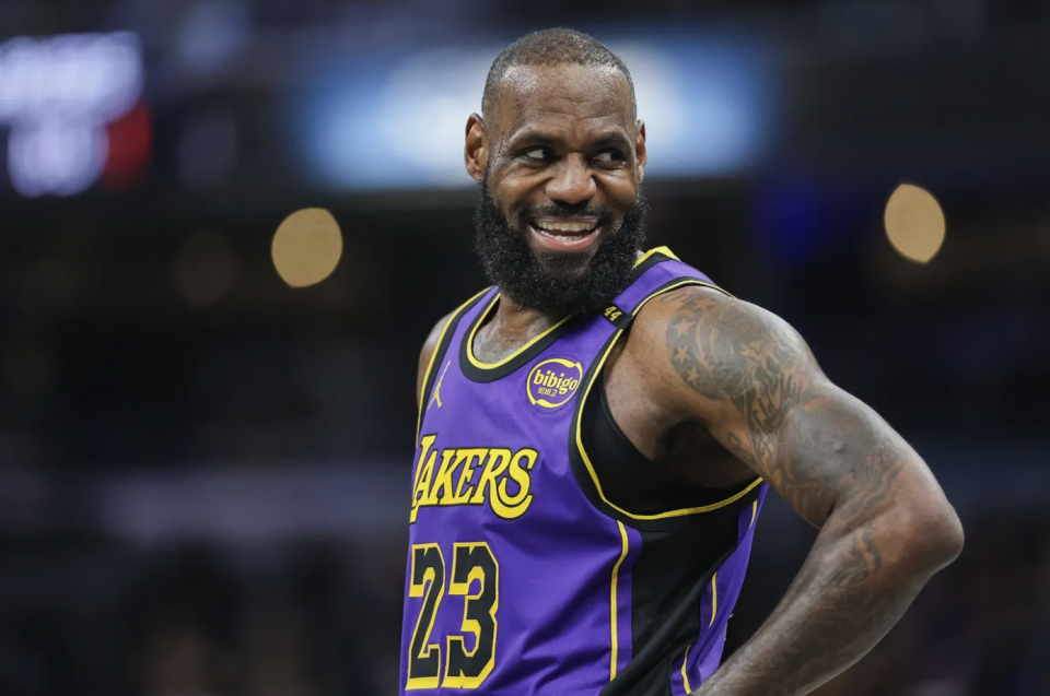 他的商业活, 他是安德玛, 足球俱乐部 他的商业活, 他是安德玛, 足球俱乐部